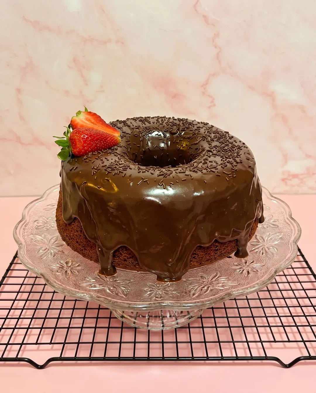 Bolo de chocolate com cobertura brilhante