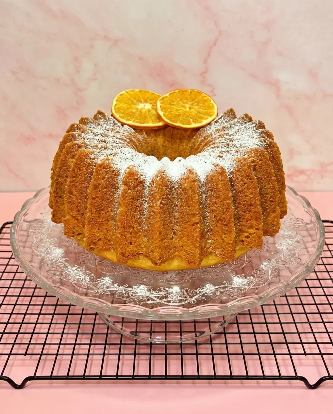 Bolo de laranja com cobertura e rodelas de laranja