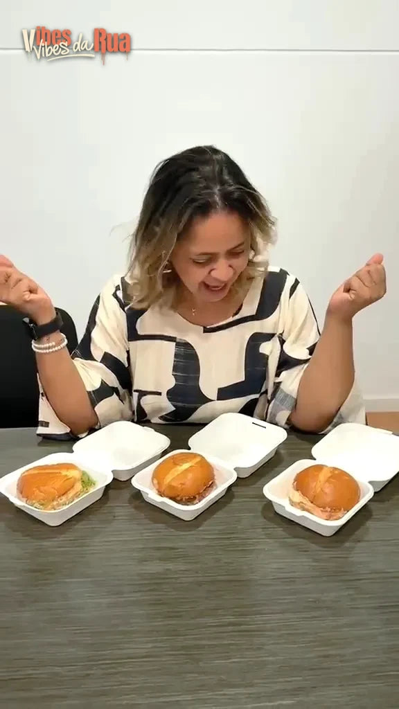 Amiga a reagir aos smash burgers da Vibes da Rua